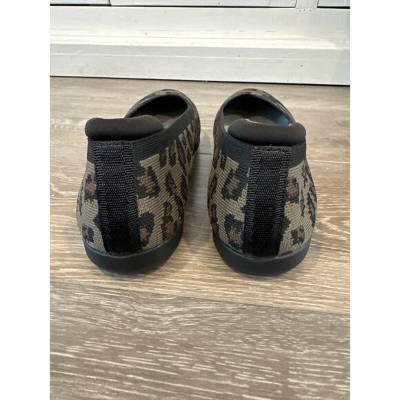 Clarks Cloudsteppers Womens Slip On Loafers Dark Olive Cheetah Print Size 9M - Picture 4 of 5